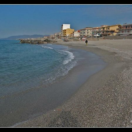 Relax Due Passi Dal Mare Apartment Spadafora Exterior photo