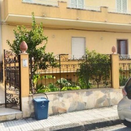 Relax Due Passi Dal Mare Apartment Spadafora Exterior photo